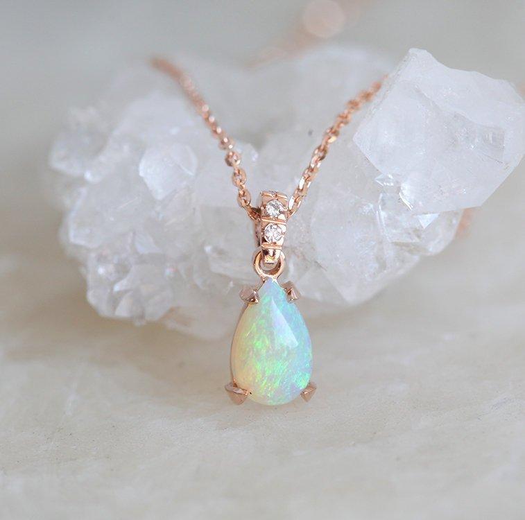 Gold chain necklace with pear-shaped australian opal and white round diamonds