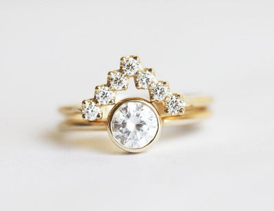 Round Diamond Engagement Ring With V Diamond Band-Capucinne