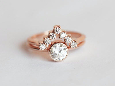 Round Diamond Engagement Ring With V Diamond Band-Capucinne