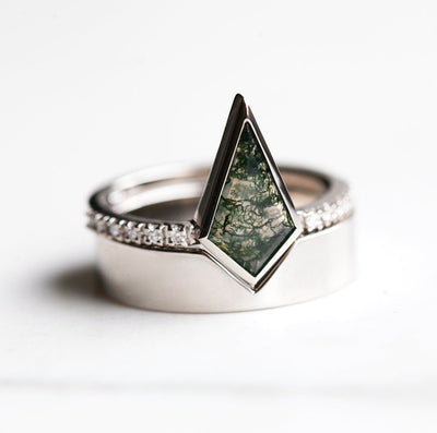 Kite Moss Agate Ring with Round White Diamonds on the Band