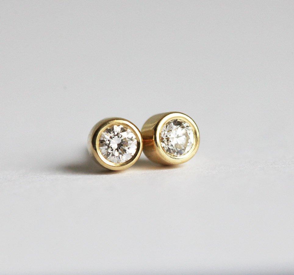 White round diamond stud gold earrings