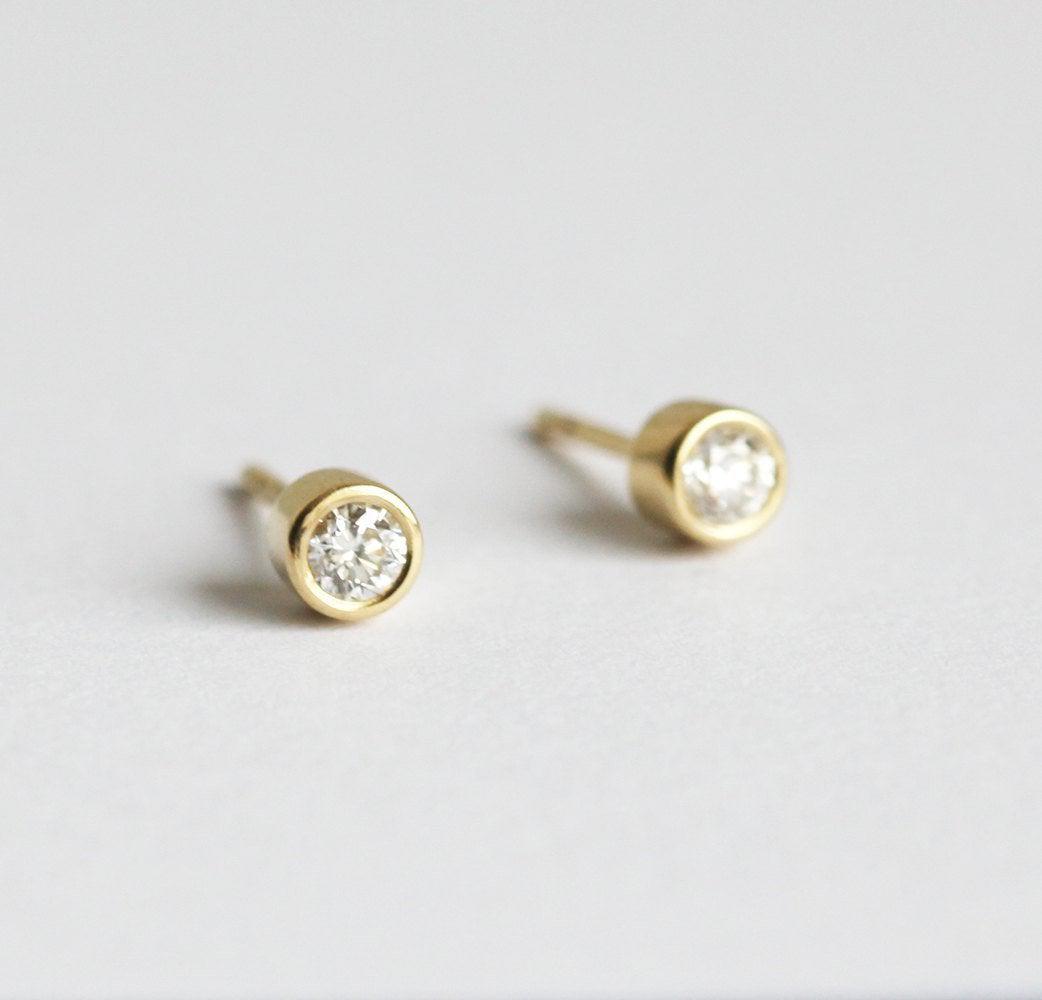 White round diamond stud gold earrings