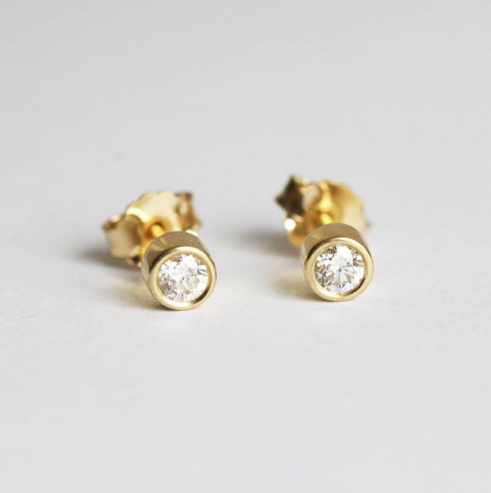 White round diamond stud gold earrings