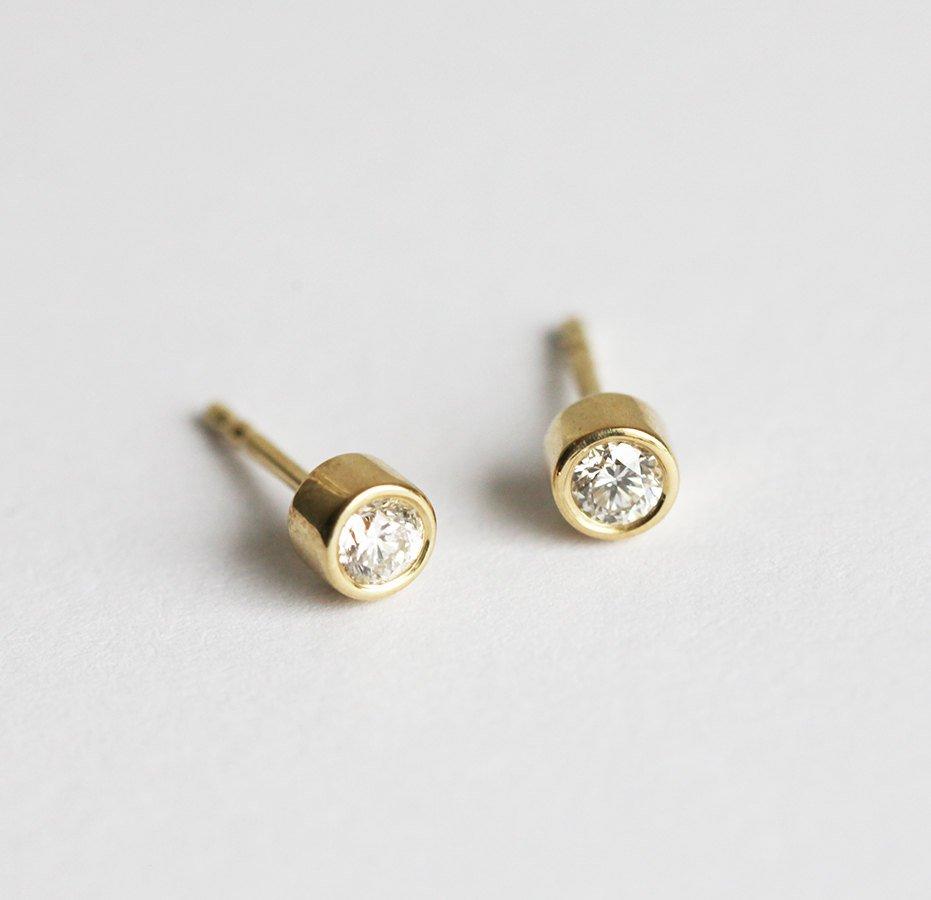 White round diamond stud gold earrings