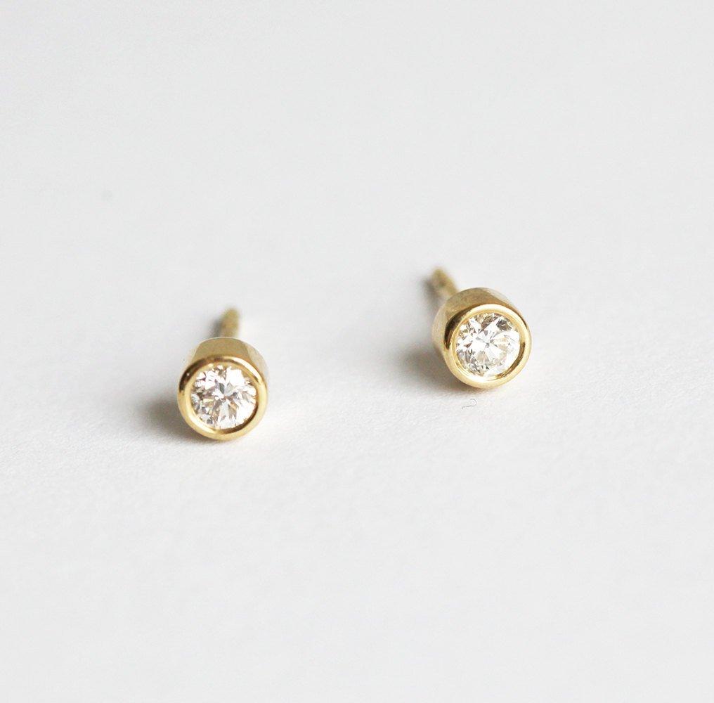 White round diamond stud gold earrings