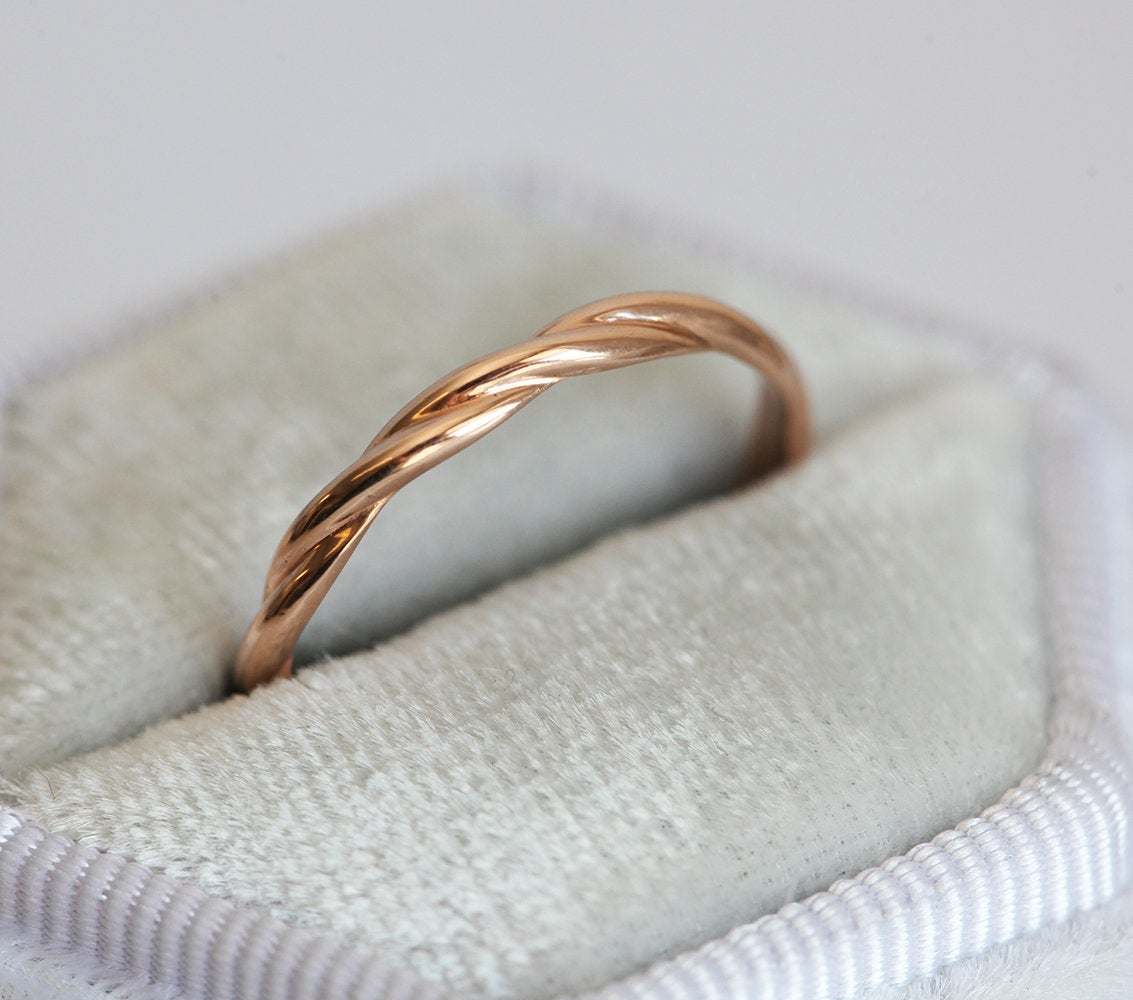 SIMPLE TWISTED ROPE WEDDING RING ROSE GOLD-Capucinne
