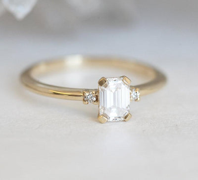 Eleganten in preprost diamantni prstan s smaragdnim rezom s stranskimi diamanti