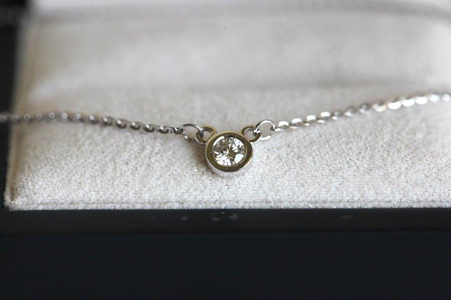 Gold bezel chain necklace with white round diamond