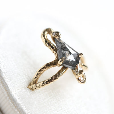 SNAKE KITE SALT AND PEPPER DIAMOND RING - Capucinne