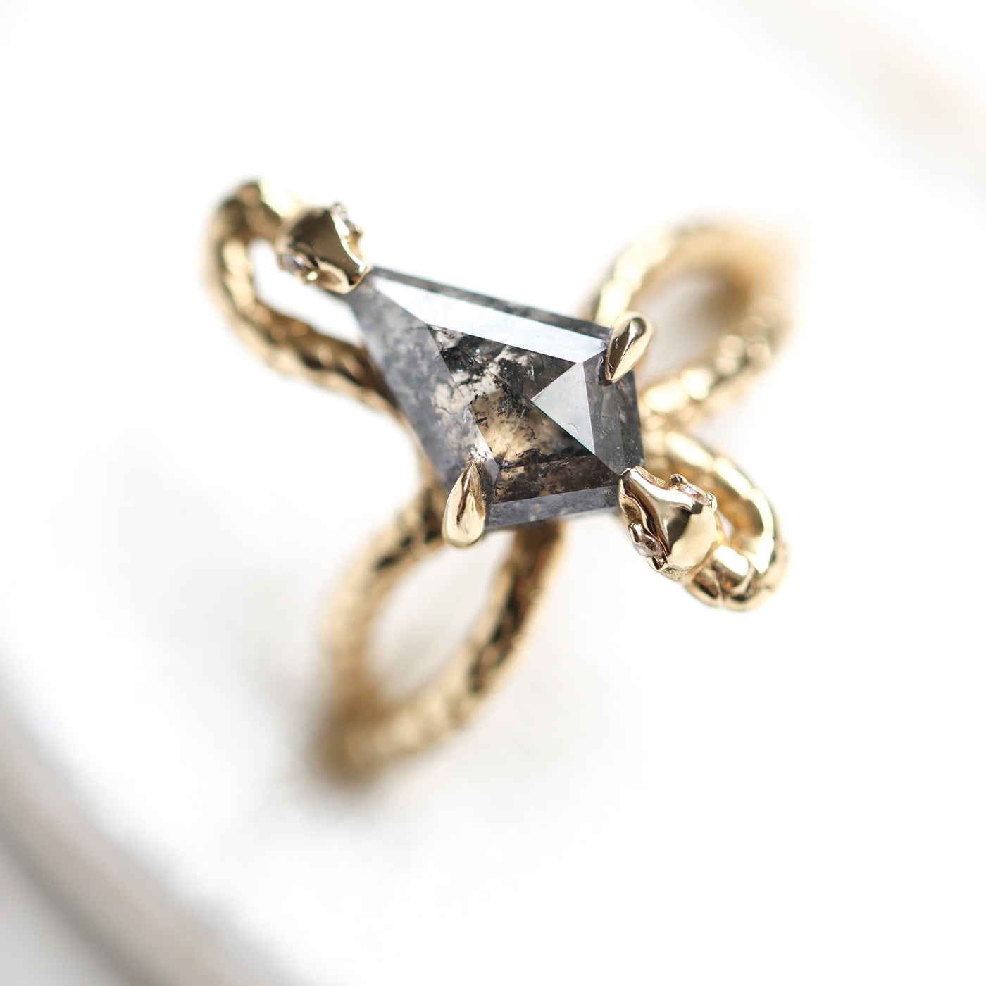 SNAKE KITE SALT AND PEPPER DIAMOND RING - Capucinne