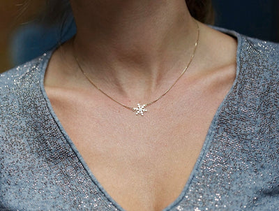 Gold snowflake necklace with diamond