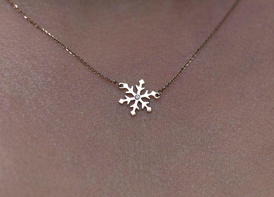 Gold snowflake necklace with diamond