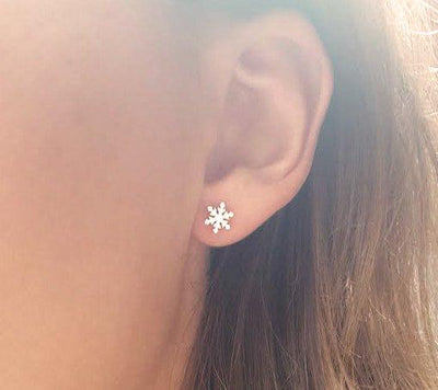 Snowflake-shaped white gold stud earrings