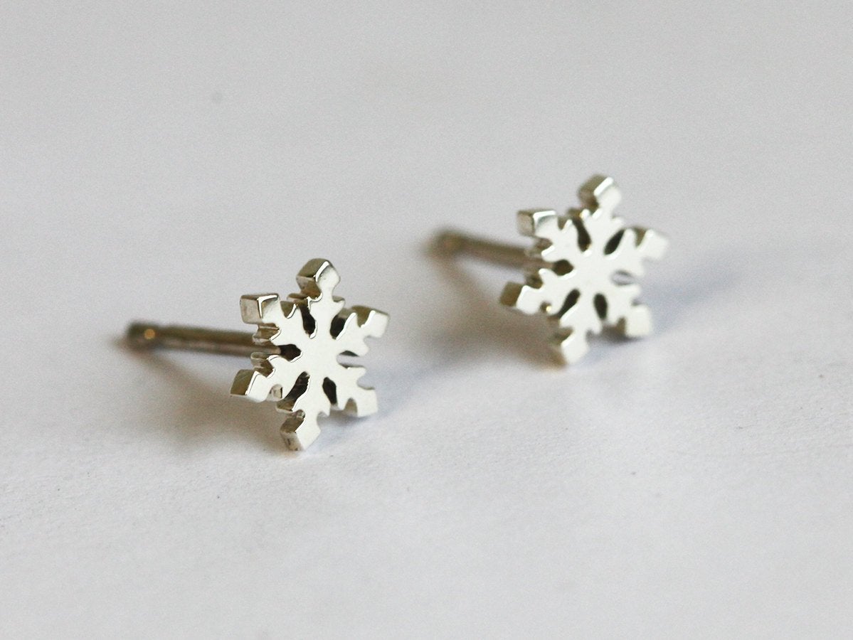 Snowflake-shaped white gold stud earrings