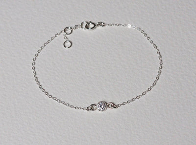 White gold chain bracelet with round white diamonds