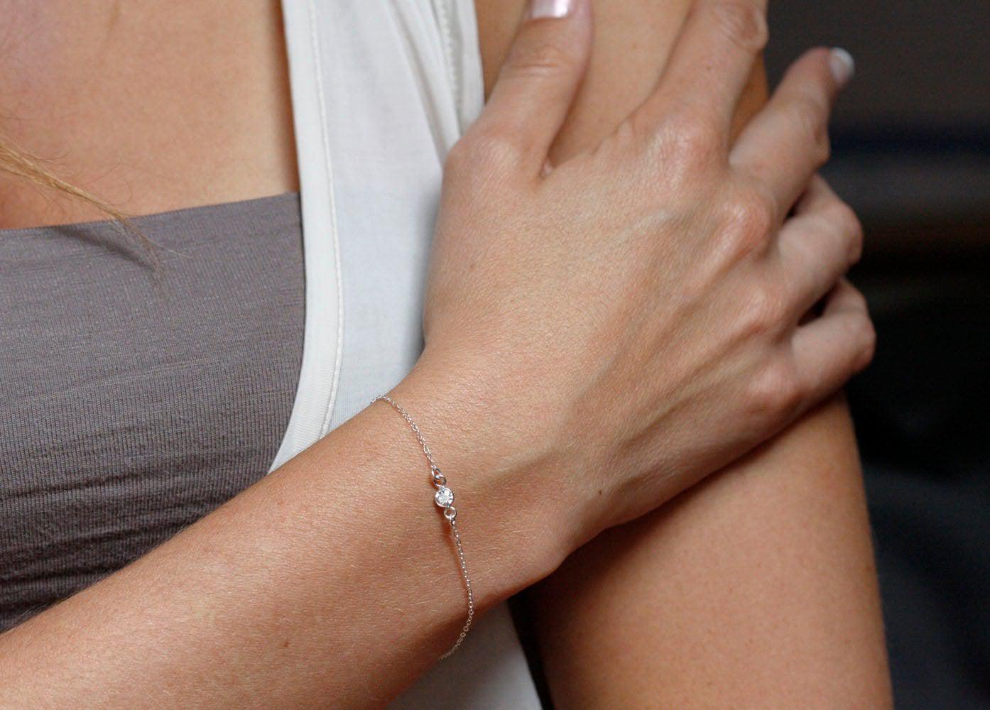 White gold chain bracelet with round white diamonds