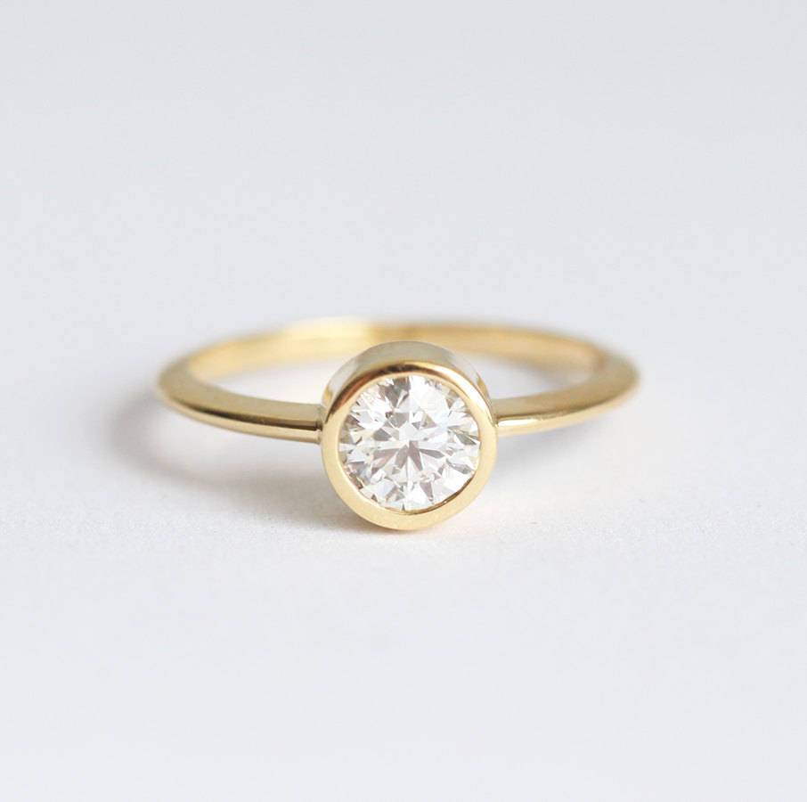 Solitaire Diamond Ring With Curved Diamond Crown-Capucinne