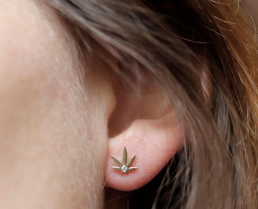 Leaf-shaped gold stud earrings with white diamonds