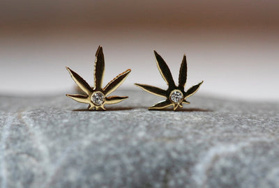 Leaf-shaped gold stud earrings with white diamonds