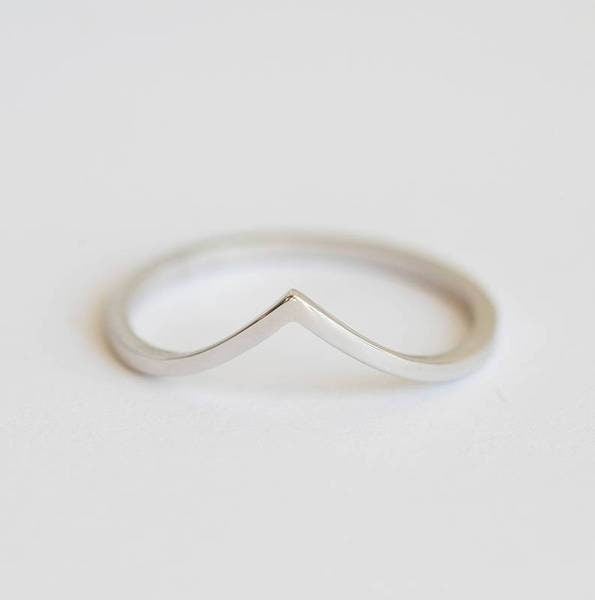 Thin Chevron V-Shaped Nesting Band-Capucinne