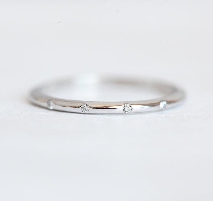 Round diamond eternity band