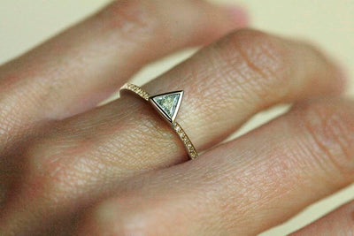 TRIANGLE DIAMOND RING WITH PAVE DIAMOND BAND-Capucinne