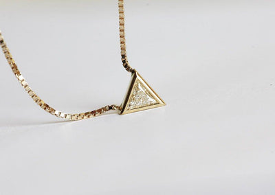 Gold necklace with trillion-cut white diamond