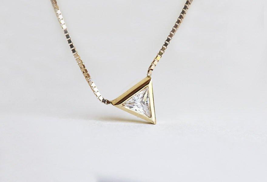 Gold necklace with trillion-cut white diamond