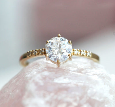 Round white diamond ring with side diamonds