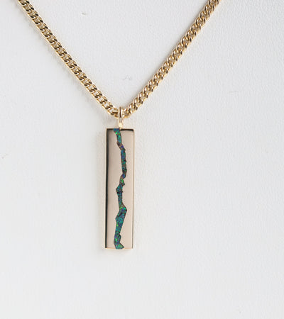 Gold Chain Necklace with a unique design and inlay gemstone