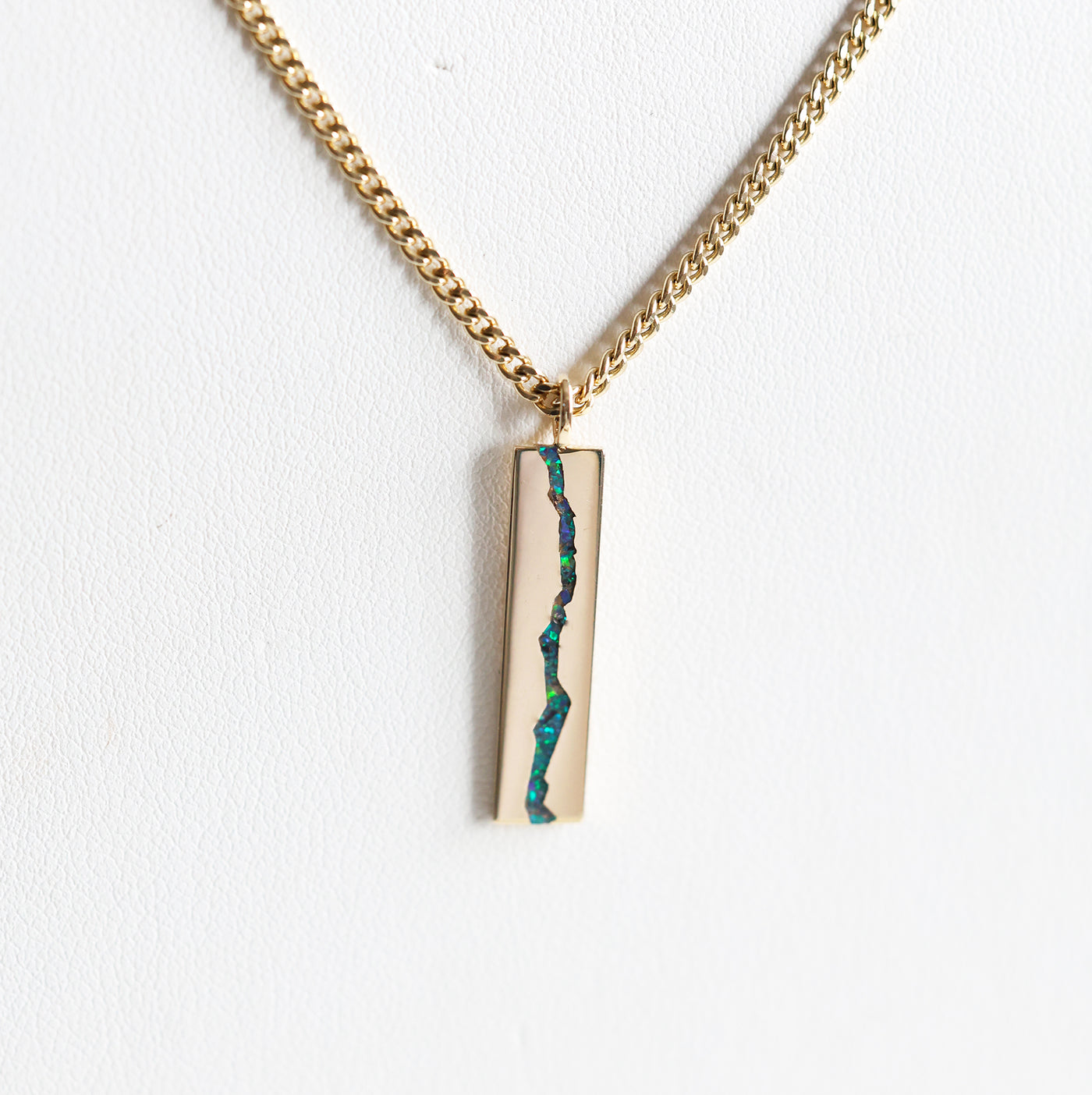 Gold Chain Necklace with a unique design and inlay gemstone