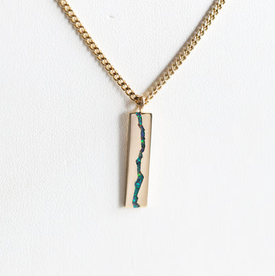 Gold Chain Necklace with a unique design and inlay gemstone