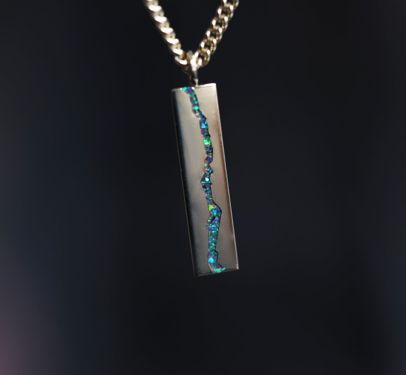 Gold Chain Necklace with a unique design and inlay gemstone