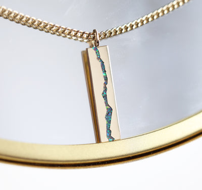 Gold Chain Necklace with a unique design and inlay gemstone