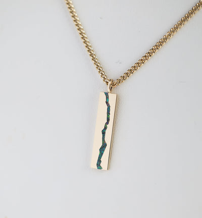 Gold Chain Necklace with a unique design and inlay gemstone