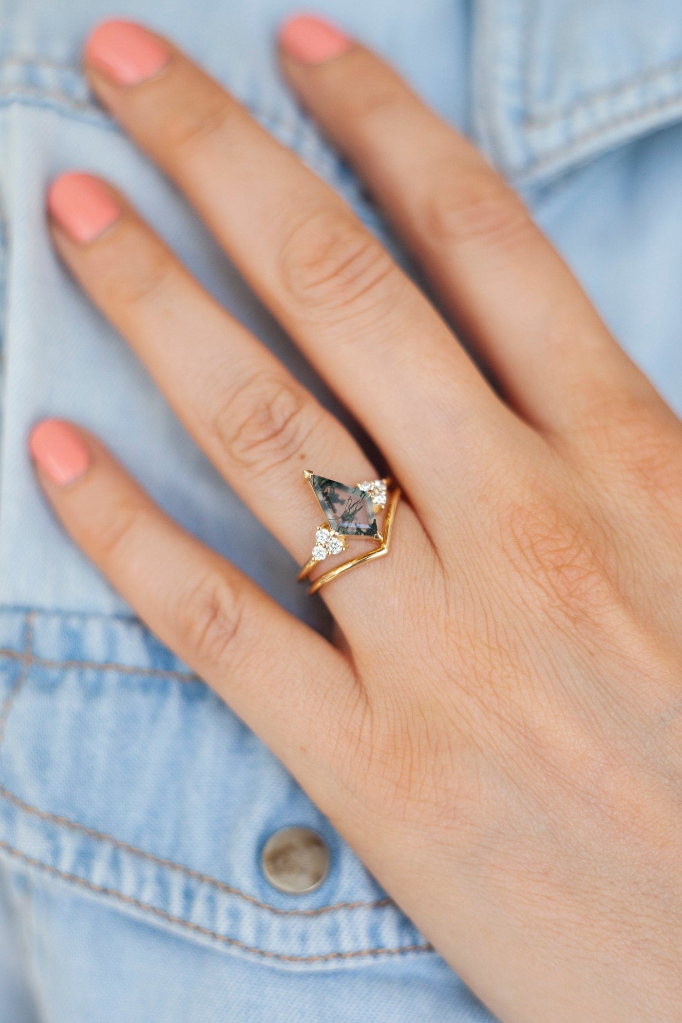 Kite Moss Agate Ring Set with Side Diamonds and V-Shaped Band
