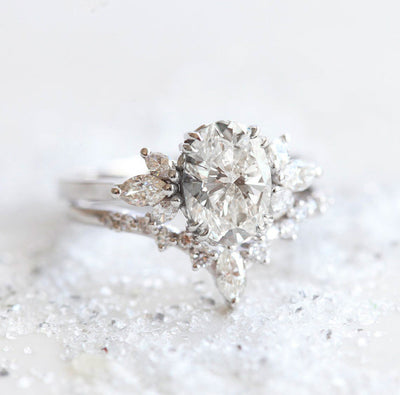 Oval-shaped diamond cluster ring with white diamonds
