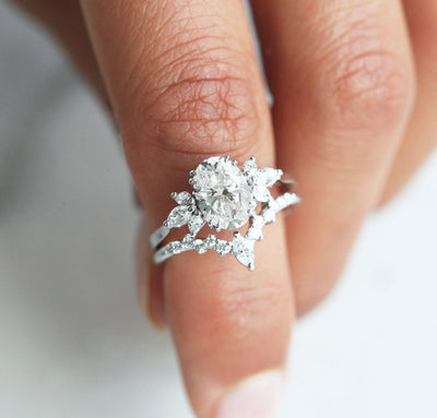 Oval-shaped diamond cluster ring with white diamonds