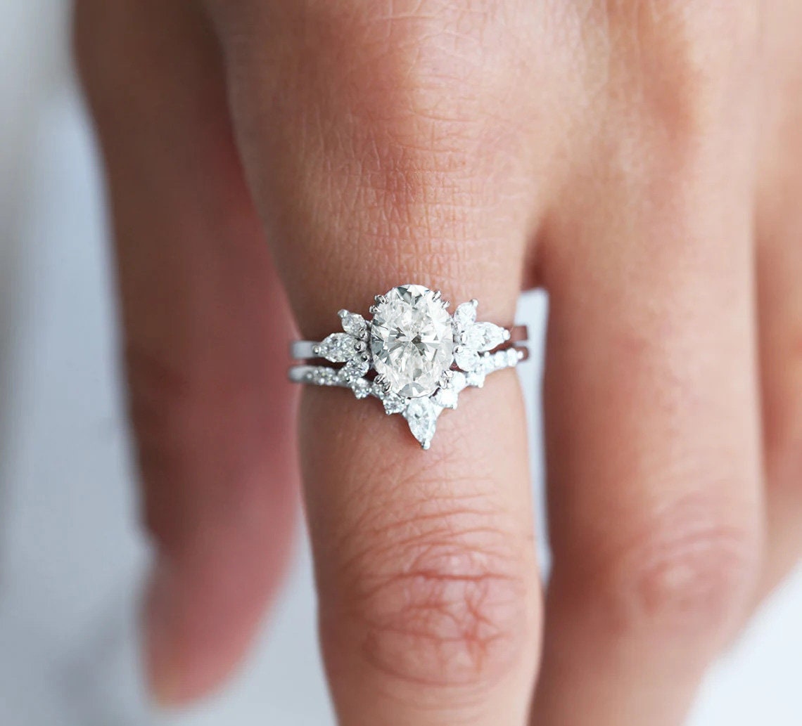 Oval-shaped diamond cluster ring with white diamonds