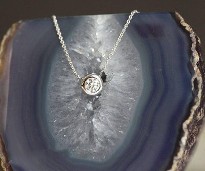 White gold chain necklace with round white diamond