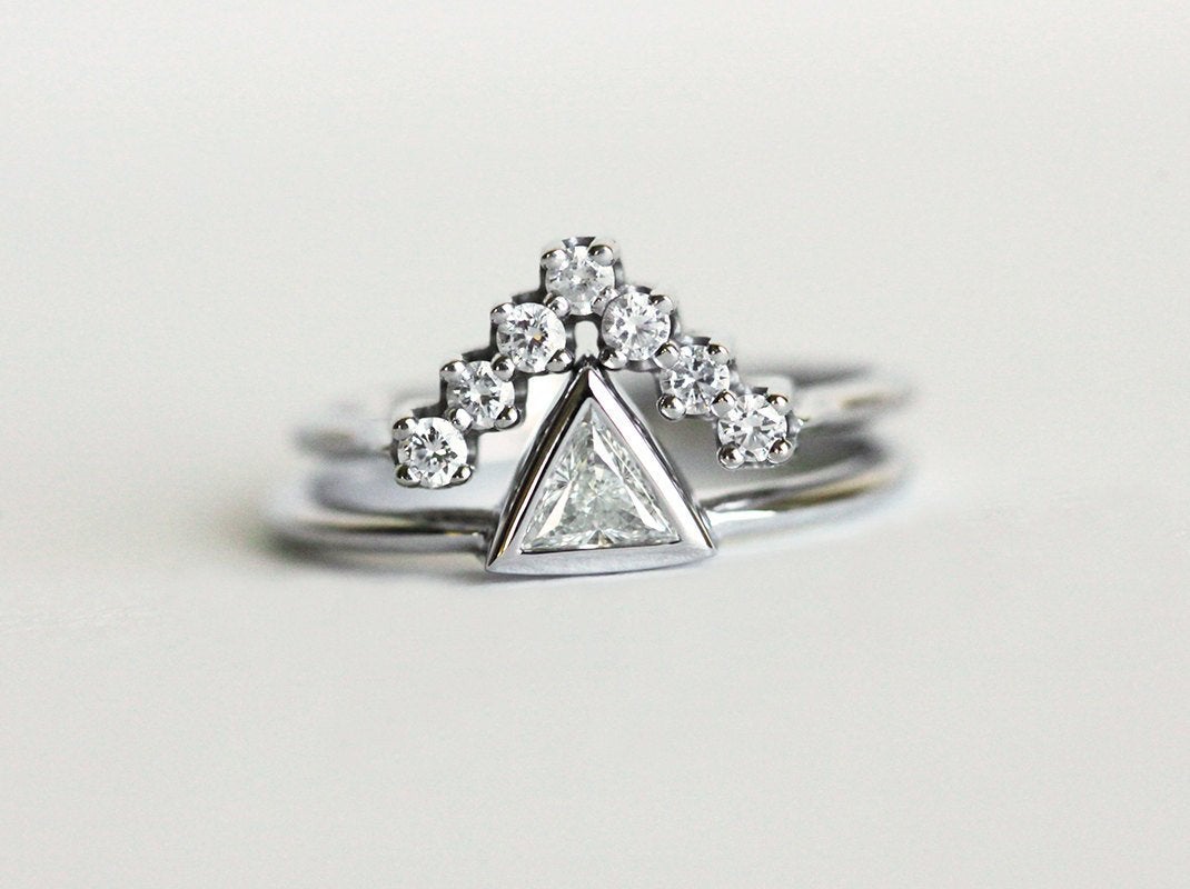 White Gold Engagement Ring Set: Triangle Solitaire & V Band-Capucinne