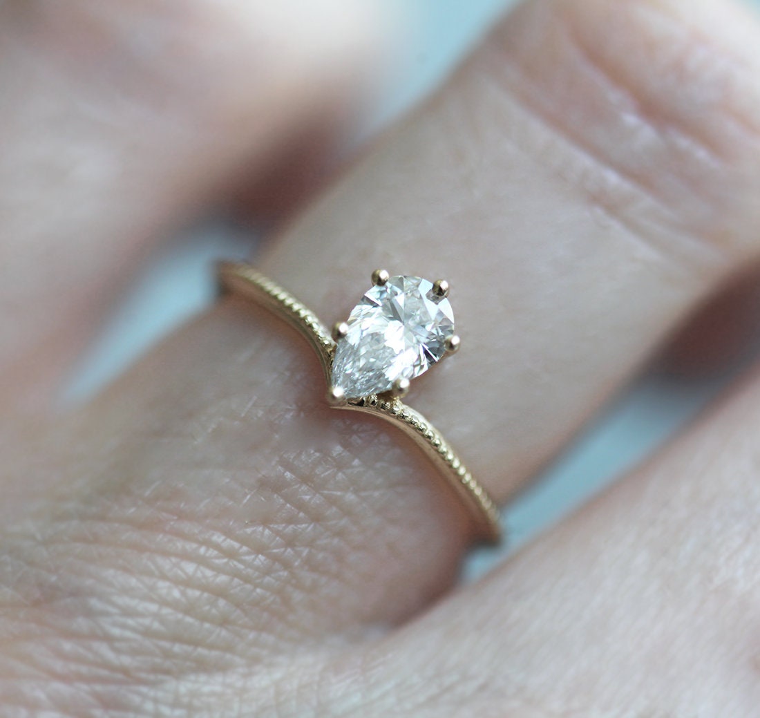 Pear-shaped diamond ring
